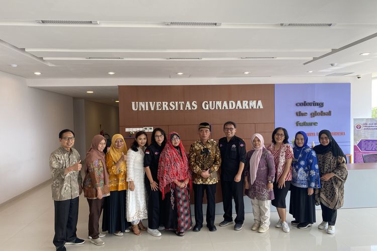 Menko PMK Prof. uhadjir Effendy hadir dalam acara kickoff program pembinaan UMKM berbasis kemitraan di Kampus Nusantara milik Universitas Gunadarma Kabupaten Penajam Paser Utara, pada Jumat (3/11/2023).