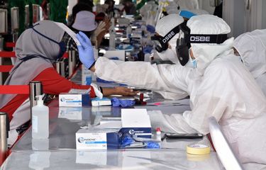 Badan Intelijen Negara (BIN) melakukan tes massal bagi masyarakat di halaman Gedung Sate, Jalan Diponegoro, Kota Bandung, Jumat (26/6/2020). BIN membawa 40 orang tenaga medis dan dokter serta dua mobil laboratorium covid-19 dalam tes massal selama tiga hari di Bandung.
