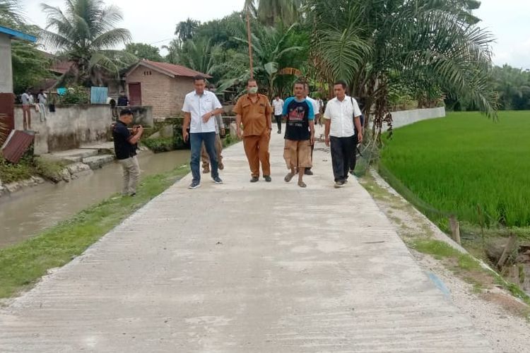 Perbaikan jalan yang dilakukan PTPN 4 Kebun Bahjambi di  Sombahuta, Nagori Tanjungmaraja, Kecamatan Jawa Marajabahjambi, Kabupaten Simalungun, Senin (31/10/2022)