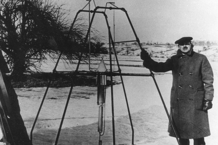 Robert H Goddard, pionir roket dari AS menerbangkan roket berbahan bakar cair pertama, menandai perjalanan angkasa.