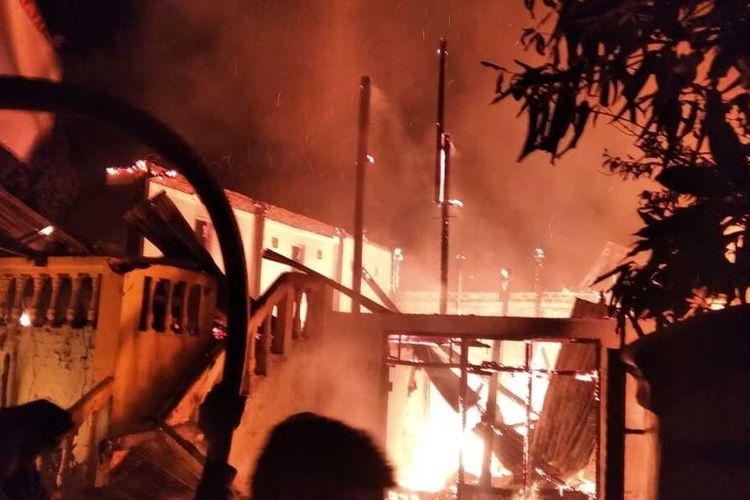 Hanya dengan hitungan menit. Rumah semi permanen milik Daeng Beta di Kabupaten Takalar, Sulawesi Selatan ludes dilalap api. Senin, (28/8/2023).