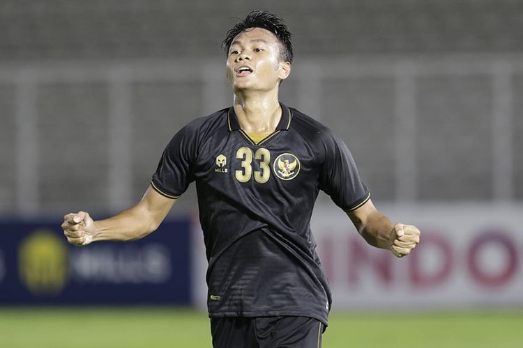 Bek timnas U23 Indonesia, Koko Ari Araya, merayakan gol ke gawang Bali United pada laga uji coba di Stadion Madya Senayan, Jakarta, pada Minggu (7/3/2021).