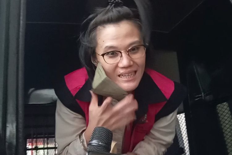 Tersangka Marcella Santoso saat ditemui usai diperiksa di Kejaksaan Agung, Jakarta, Rabu (18/6/2025). 