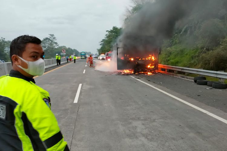 Bus STJ terbakar di jalan tol Ungaran-Solo, sebanyak 30 penumpang selamat.