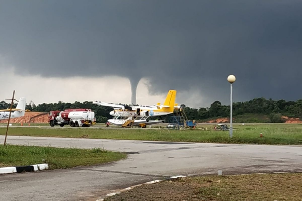 Fenomena puting beliung kembali terjadi di Batam. Tepatnya disekitar wilayah kabil. Selasa (11/12/2018)