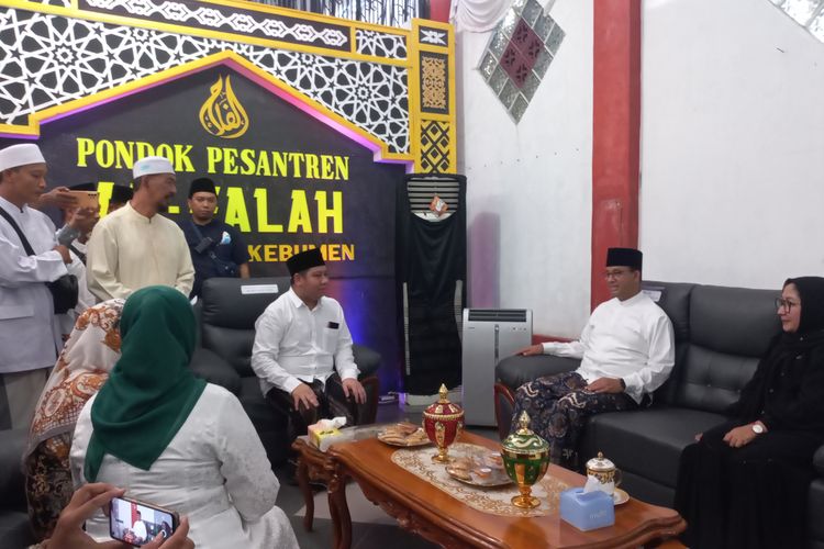 Anies Baswedan mengunjungi Pondok Pesantren (Ponpes) Al Kahfi dan Al Falah di Desa Sumberadi, Kebumen.   Dalam kunjungannya, Anies didampingi oleh Wakil Ketua Umum Partai NasDem, Ahmad Ali serta sejumlah tokoh NasDem lainnya. 