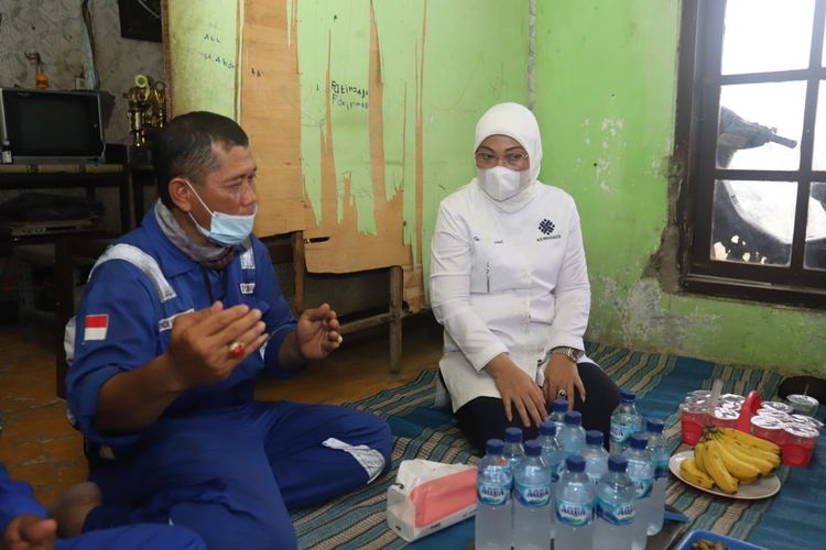 Menteri Ketenagakerjaan Ida Fauziyah mengunjungi pekerja yang menerima bantuan subsidi gaji di Indramayu, Jawa Barat, Rabu (21/10/2020).