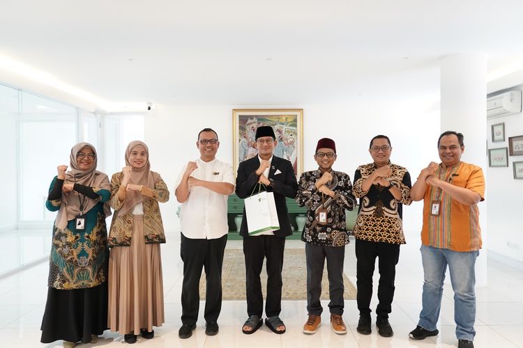 Lembaga Amil Zakat Dompet Dhuafa lakukan audiensi mengenai pengembangan ekonomi masyarakat bersama Sandiaga Uno di Aula Attaqwa, Jakarta Selatan, pada Jumat (17/1/2025) lalu. Pertemuan tersebut merupakan bagian dari upaya untuk memperkuat gerakan zakat sebagai solusi dalam mengentaskan kemiskinan, memberdayakan masyarakat, dan mewujudkan kemaslahatan umat.
