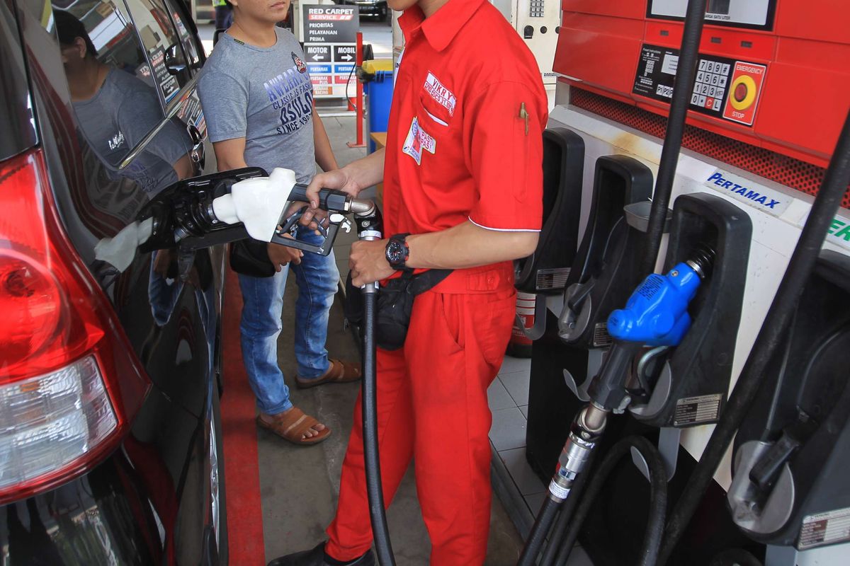 Petugas melayani pembeli Pertalite di SPBU Abdul Muis, Jakarta Pusat, Jumat (24/7/2015). PT Pertamina (Persero) mulai menjual Pertalite dengan oktan 90 kepada konsumen dengan harga Rp.8400 perliter. 