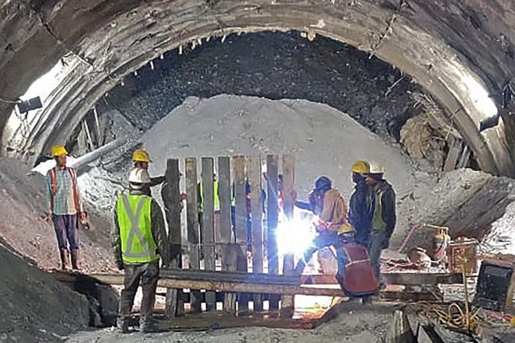 Tim penyelamat berada di lokasi terowongan bawah tanah yang roboh di distrik Uttarkashi, negara bagian Uttarakhand, India, Senin (13/11/2023). Sebanyak 40 pekerja terjebak di terowongan tersebut.
