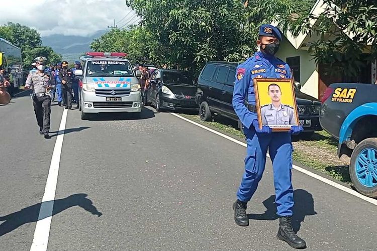 Pemakaman alamrhum Briptu anumerta Khoirul Anam di Desa Milangasri, Kecamatan Panekan, Kabupaten Magetan. Almarhum dikenal warga sebagai marbot masjid yang mengajari anak anak mengaji.