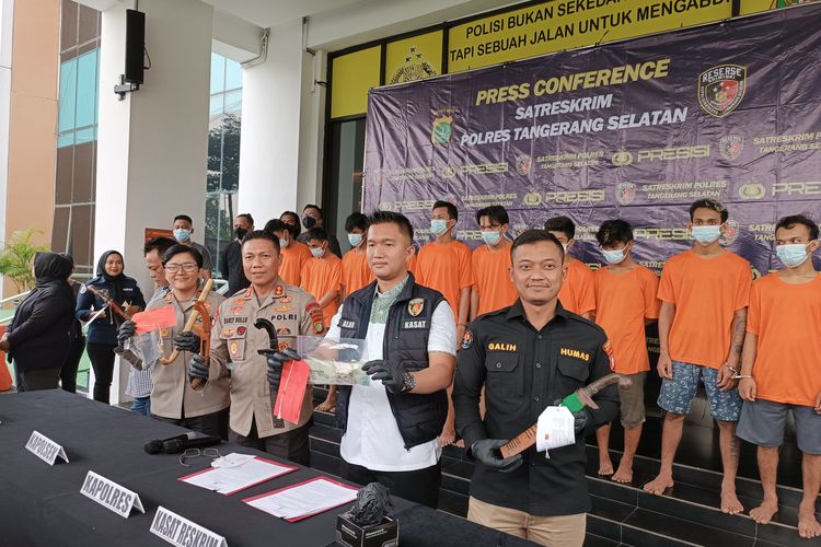 Konferensi pers pengungkapan komplotan curanmor yang kerap beraksi di wilayah DKI Jakarta-Banten digelar di Polres Tangsel pada Senin (19/12/2022). 
