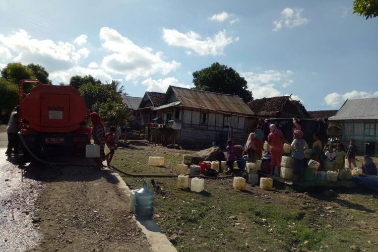 Warga yang bermukim di Dusun Nando Ndere, Desa Bajo, Kecamatan Soromandi, Kabupaten Bima, saat antre mengambil air bantuan BPBD, Rabu (17/5/2017)