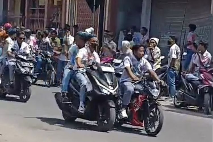 Konvoi Kelulusan Siswa SMA di Bangkalan Resahkan Pengendara hingga Ditertibkan Polisi