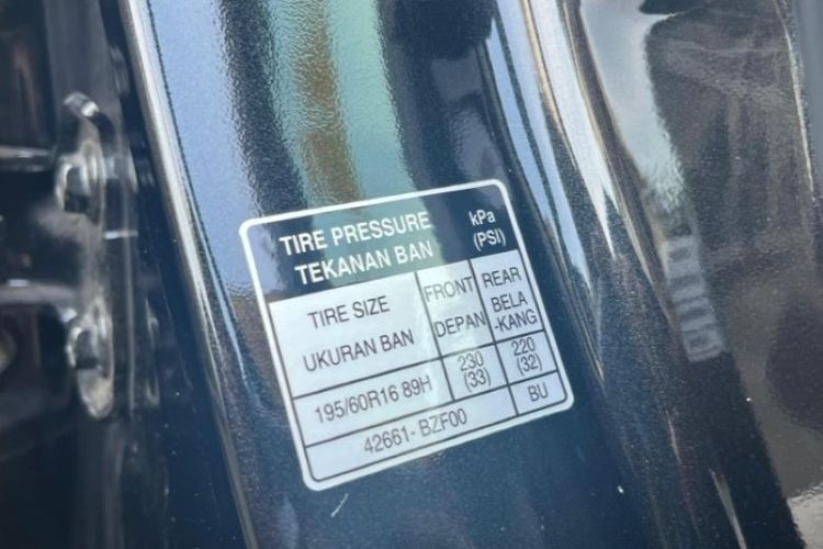 Tekanan ban sesuai rekomendasi pabrikan yang tertera di sisi pintu pengemudi. 