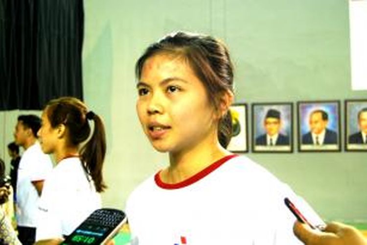 Pebulu tangkis nomor ganda putri Indonesia, Greysia Polii memberikan keterangan pers di Pelatnas Cipayung, Kamis (5/12/2013)./