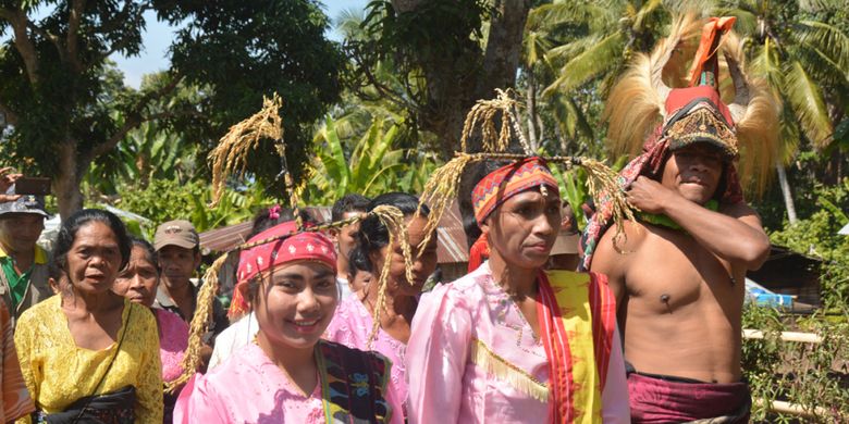 Penari Dapa mendampingi dua perempuan yang mengantar woja wole ke mbaru Meze Suku Gunung, Desa Gunung, Kecamatan Kota Komba, Kabupaten Manggarai Timur, Flores, NTT, Senin (30/7/2018). 