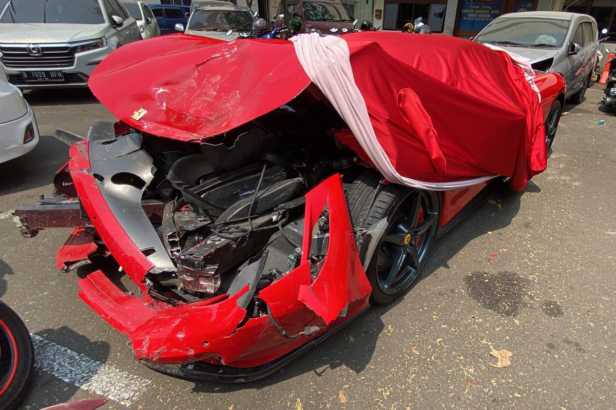 Penampakan mobil Ferrari yang dikemudikan RAS usai menabrak beberapa kendaraan di Jenderal Sudirman, dekat Bundaran Senayan, Senin (9/10/2023). Mobil itu kini dibawa ke kantor Subdit Gakkum Polda Metro Jaya.