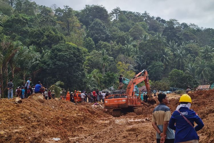 Kondisi lokasi bencana longsor di Kecamatan Serasan, Kabupaten Natuna, Provinsi Kepulauan Riau, Jumat (10/3/2023). 