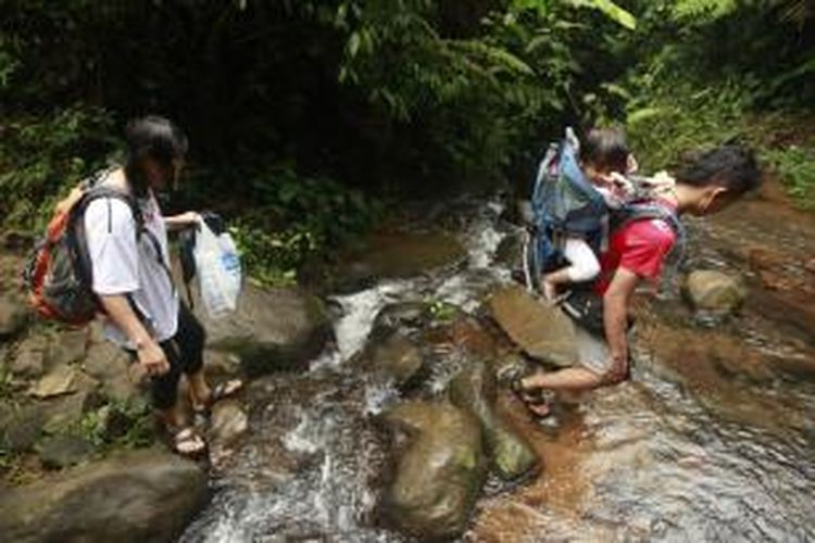 Trekking menuju Curug Buluh di kawasan Taman Nasional Gunung Halimun-Salak, di Kecamatan Pemijahan, Kabupaten Bogor, Jawa Barat, Sabtu (31/8/2013). Kawasan ini menawarkan keindahan alam seperti air terjun dan Kawah Ratu. 