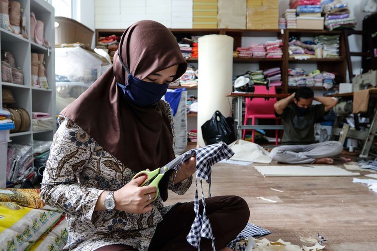 Produksi pembuatan masker kain di kediaman Walikota Bogor, Bima Arya Sugiarto di Bogor, Senin (6/4/2020). Yane Ardian, istri Walikota Bogor, Bima Arya Sugiarto menggagas kampanye Gerakan Sejuta Masker Kain Kota Bogor yang melibatkan warga untuk dibagikan gratis dalam rangka mencegah penyebaran virus Covid-19.