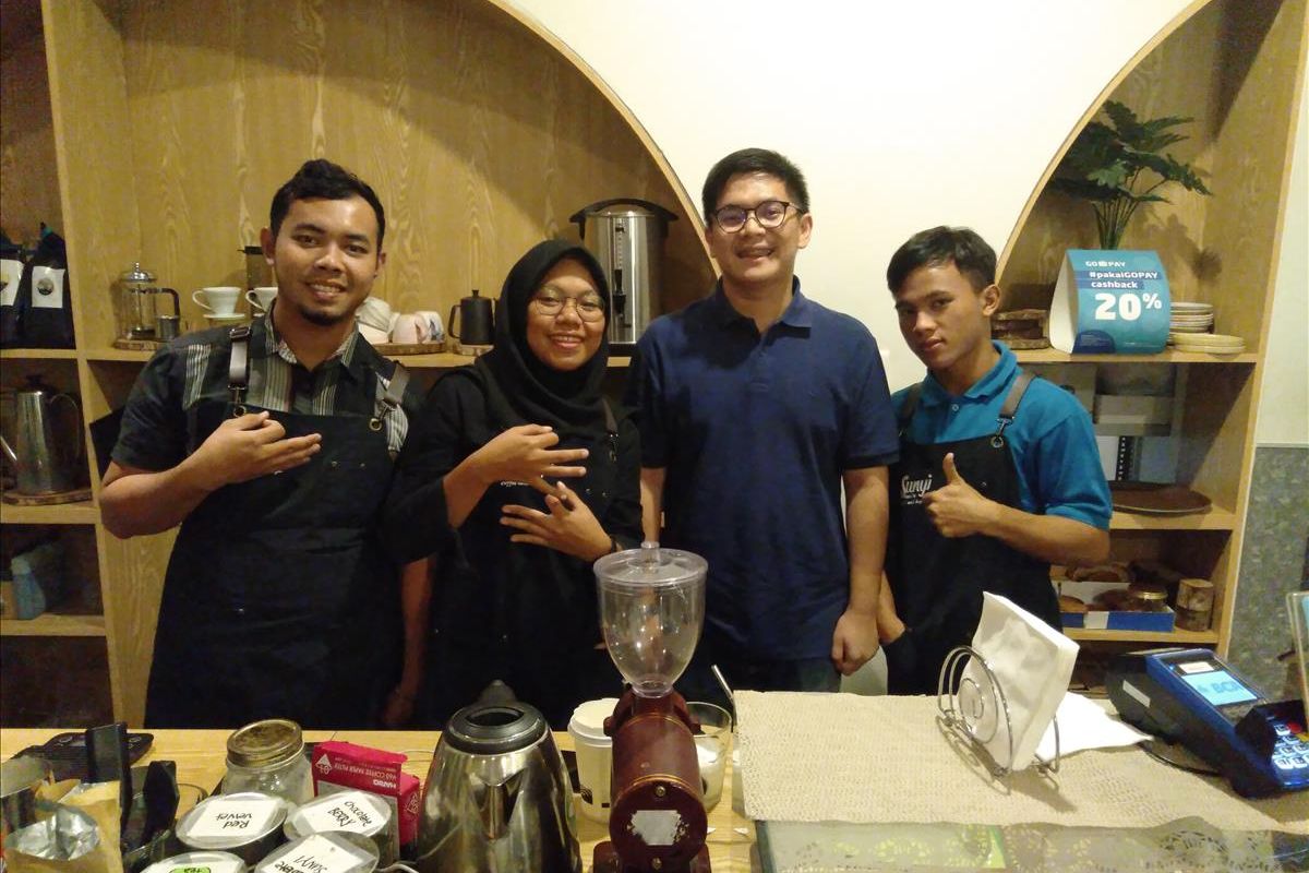 Owner Kafe Sunyi House of Coffee and hope, Renaldo Garcia bersama karyawanya, Kamis (18/7/2019)