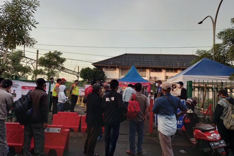 Sejumlah calon penumpang KRL Commuter Line ditolak masuk ke Stasiun Rangkasbitung lantaran tidak bisa menunjukkan surat tugas atau STRP.