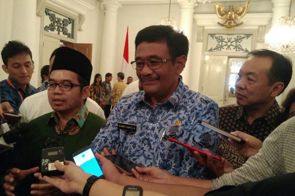Gubernur DKI Jakarta Djarot Saiful Hidayat (tengah) di Balai Kota DKI Jakarta, Jalan Medan Merdeka Selatan, Selasa (19/9/2017). 