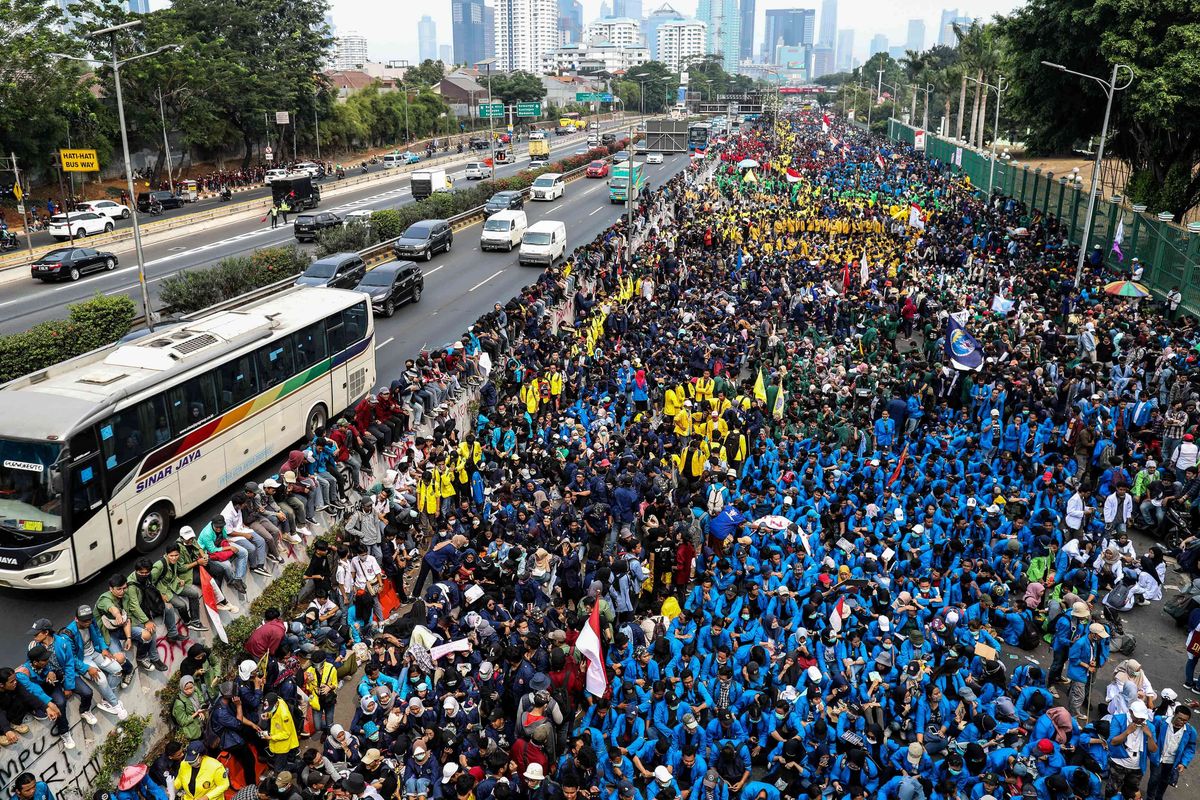 Mahasiswa menyampaikan orasi di Depan Gedung DPR/MPR, Jalan Gatot Subroto, Senayan, Jakarta Pusat, Selasa (24/9/2019).