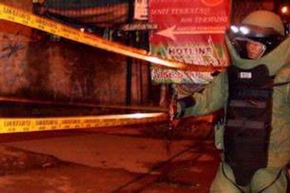 Anggota Gegana Brimob sedang menjinakan paket yang diduga berisikan bom di Gang Lontar, Lenteng Agung, Jakarta Selatan, Jumat (18/3/2011). Paket berisi buku berjudul Di Bawah Bendera Revolusi yang diletakan di pelataran Warteg Manja dipastikan bukan bom. KOMPAS IMAGES/NURUL HIDAYAT