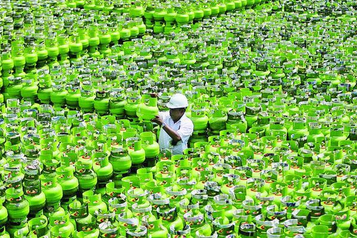Sebanyak 114.000 tabung elpiji impor ukuran 3 kilogram dari Thailand disimpan di LPG Filling Plant, Tanjung Priok, Jakarta, Rabu (9/4). Selain tabung elpiji produksi dalam negeri, program konversi energi dari minyak tanah ke gas juga menggunakan tabung elpiji yang berasal dari impor.  