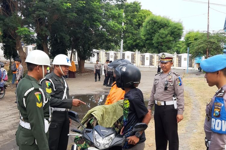 Pengendara yang memakai jaket TNI saat diberhentikan dan diperiksa oleh Polisi Militer (PM), dalam agenda operasi zebra 2019 gabungan, Jumat (1/11/2019).