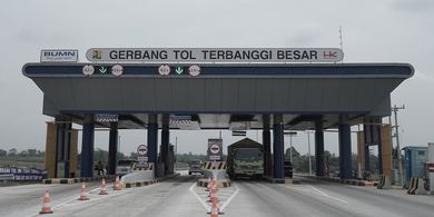 Gerbang Tol Terbanggi Besar di ruas Tol Terbanggi Besar-Pematang Panggang, dalam ekspedisi Merapah Trans Sumatera 2019, Rabu (28/8/2019). Ruas Jalan Tol Trans Sumatera tersebut merupakan tol terpanjang dengan total panjang 189 kilometer, pada Jumat (15/11/2019) ini resmi beroperasi.