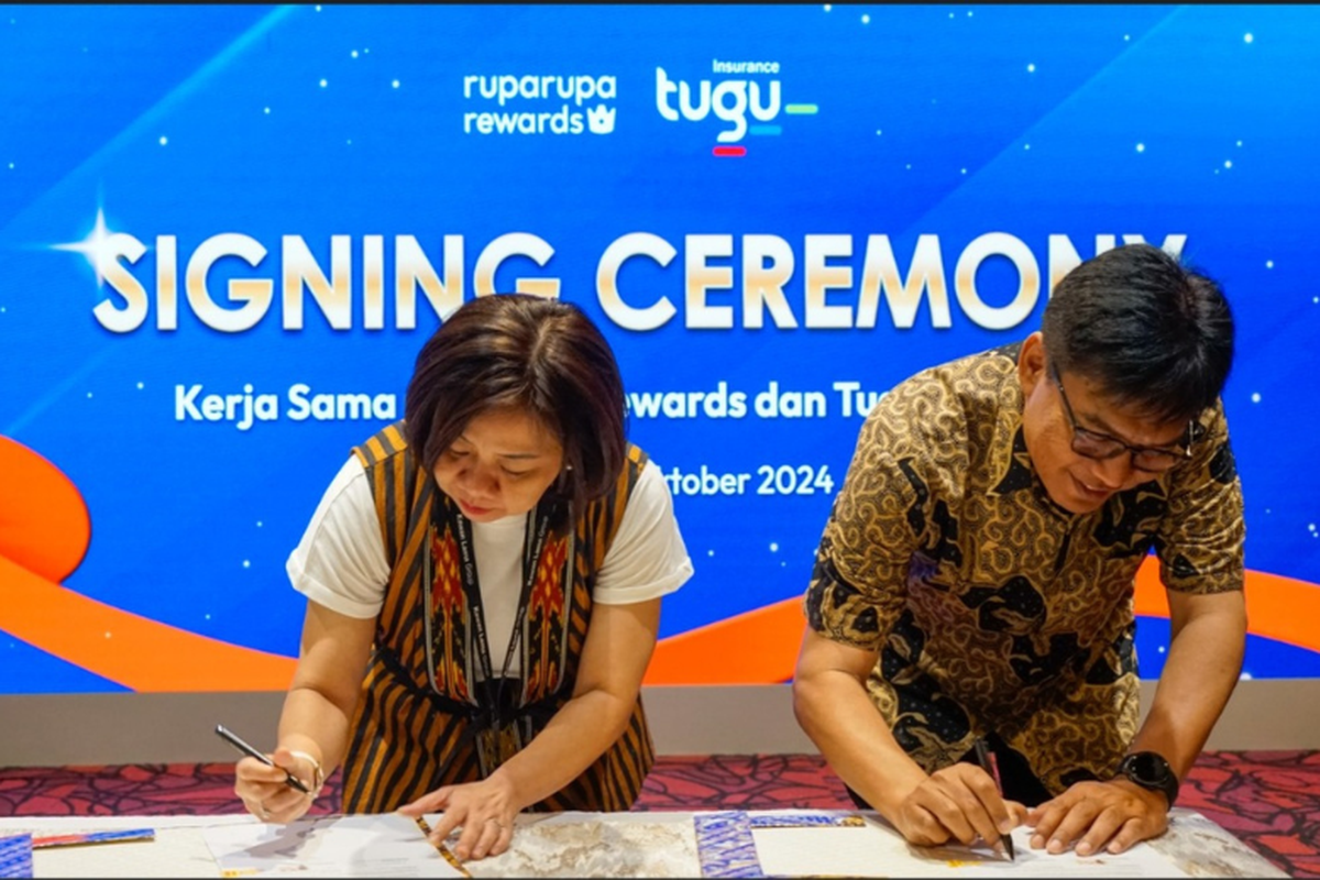 Direktur Pemasaran Tugu Insurance Ery Widiatmoko (kanan) dan Strategy Marketing Services Director Kawan Lama Group Adeline Ausy (kiri) menandatangani kerja sama pada acara “Signing Ceremony Kerja Sama ruparupa reward dan Tugu Insurance” yang digelar di Jakarta, pada Oktober 2024. 