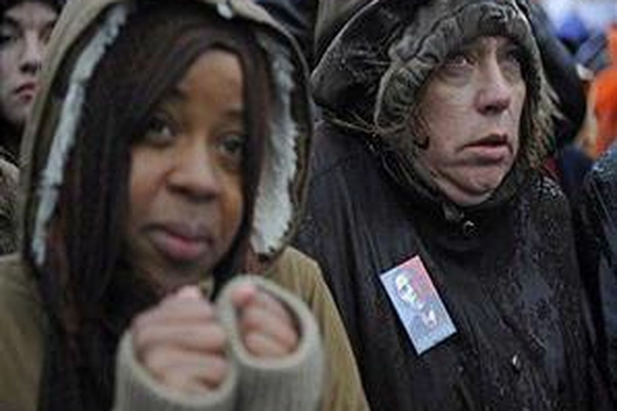 Para pendukung Barack Obama tampak menggigil menahan rasa dingin saat mendengarkan pidato senator Illinois itu dalam kampanye di Widener University,  Chester, Pennsylvania