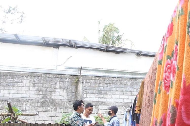 Penampakan pabrik tembakau milik Suhardi dari pemukiman warga, atap dan tutup bagunan satu spandek itulah yang dilempar 4 ibu yang kini ditahan di Rutan Praya. Tak ada kerusakan parah dari pabrik tersebut.