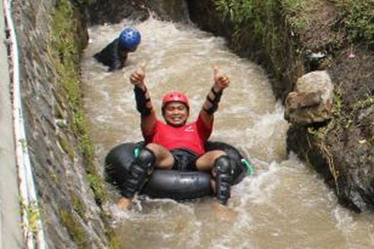 Wahana Mbelan River Tubing di Dusun Krogowanan, Desa Krogowanan, Kecamatan Sawangan, Kabupaten Magelang, Jawa Tengah.