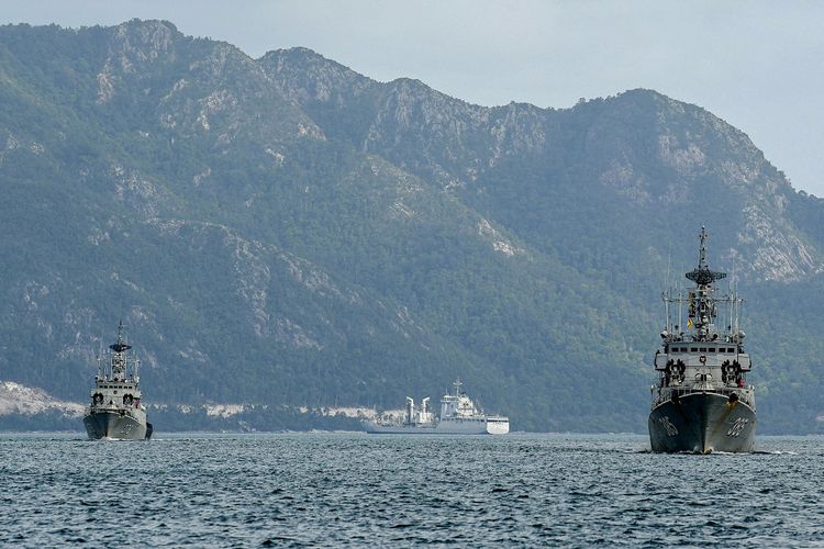 KRI Sutedi Senoputra-378 (kiri) dan KRI Teuku Umar-385 (kanan) berlayar meninggalkan Faslabuh Lanal Ranai, Selat Lampa, Natuna, Kepulauan Riau, Kamis (9/1/2020). KRI Usman Harun-359 bersama KRI Sutedi Senoputra-378 dan KRI Teuku Umar-385 berlayar untuk mengikuti Operasi Siaga Tempur Laut Natuna 2020 sebagai pengendalian wilayah laut, khususnya di Zona Ekonomi Eksklusif (ZEE) laut Natuna Utara. ANTARA FOTO/M Risyal Hidayat/nz