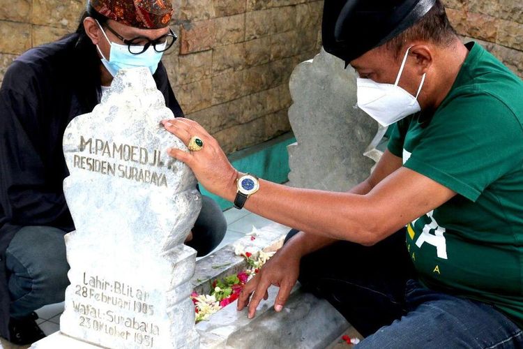 Wakil Wali Kota Surabaya Armuji ziarah ke makam salah satu pendiri klub Persebaya M. Pamoedji di Karang Tembok, Surabaya.