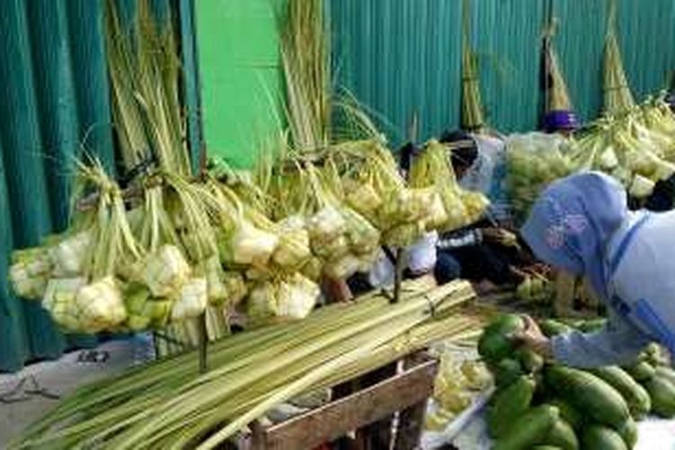 Pedagang Musiman Kulit Ketupat di Pasar Cimanggis Kota Tangerang Selatan, Banten, Senin (4/7/2016).