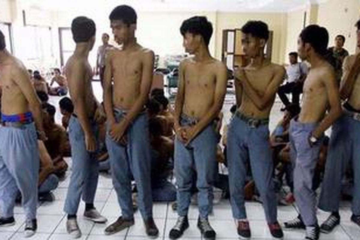 Pelajar SMK Bhakti Jakarta ditangkap di Polres Metro Jakarta Selatan, Selasa (16/10/2012). Sebanyak 77 pelajar sekolah tersebut diduga akan melakukan tawuran.