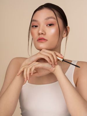 Tren makeup 2025 didominasi tampilan lembut. Dari toasted makeup, bitten lips, hingga ghost lashes, ini rangkaian gaya riasan yang populer.