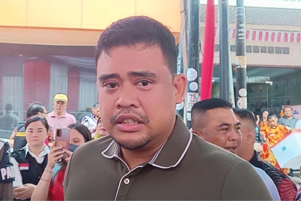 Walikota Medan Bobby Nasution saat ditanya wartawan di Jalan Asia,Kota Medan, Sabtu (8/3/2024)