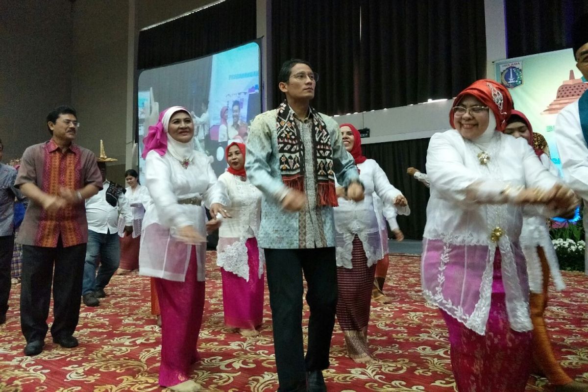 Wakil Gubernur DKI Jakarta Sandiaga Uno menari maumere dalam acara di Ecopark, Ancol, Sabtu (28/10/2017). 