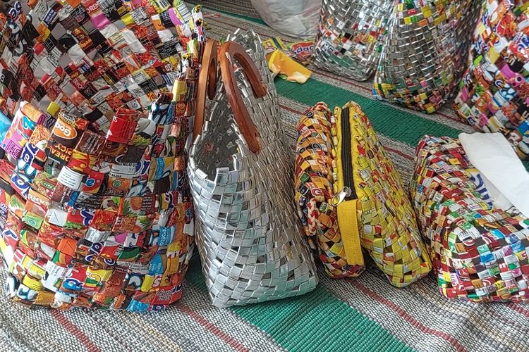 Sebagian hasil kerajian daur ulang di bank sampah mawar Sumenep, Jawa Timur.