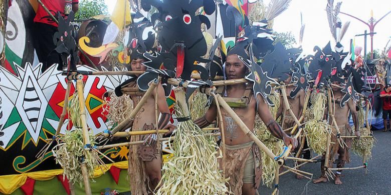 Sebanyak 67 kelompok dari perwakilan 14 kabupaten/kota dan satuan kerja perangkat daerah se-Kalimantan Tengah memeriahkan karnaval budaya yang digelar di Palangkaraya, Kalimantan Tengah, Rabu (18/5/2016). Karnaval itu merupakan bagian dari Festival Budaya Isen Mulang yang digelar untuk merayakan Ulang Tahun ke-59 Provinsi Kalimantan Tengah. Tampak sejumlah remaja mengenakan atribut khas daerahnya.