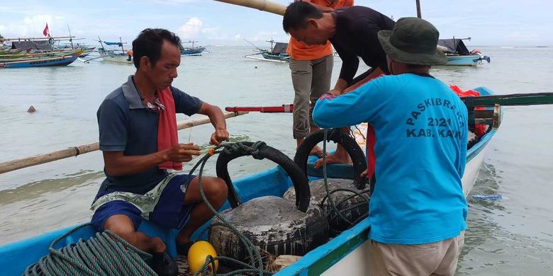 Nelayan Kaur, Bengkulu, memasang alat untuk memperbaiki terumbu karang yang merupakan sarang gurita.