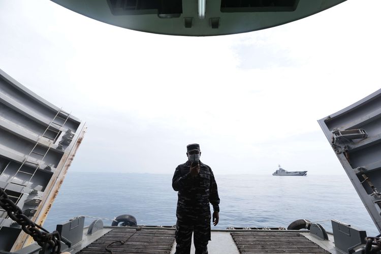 Serbuan vaksinasi maritim TNI Angkatan Laut di atas KRI Teluk Youtefa-522 di Kepulauan Seribu, Jakarta, Jumat (23/7/2021). Vaksinasi maritim yang dilaksanakan Kolinlamil menyasar tiga pulau yaitu Pulau Pramuak, Pulau Panggang, dan Pulau Kelapa.