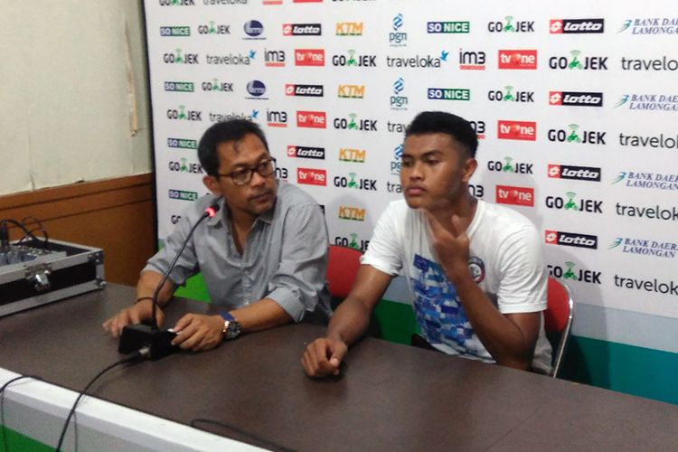 Pelatih Arema FC Aji Santoso (kiri) dan Junda Irawan selepas pertandingan kontra Persela Lamongan, Minggu (21/5/2017) malam. 