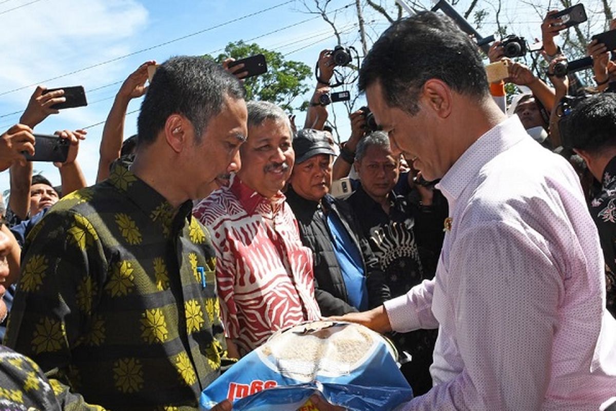 Mentan serahkan langsung bantuan kepada korban banjir di Sulsel